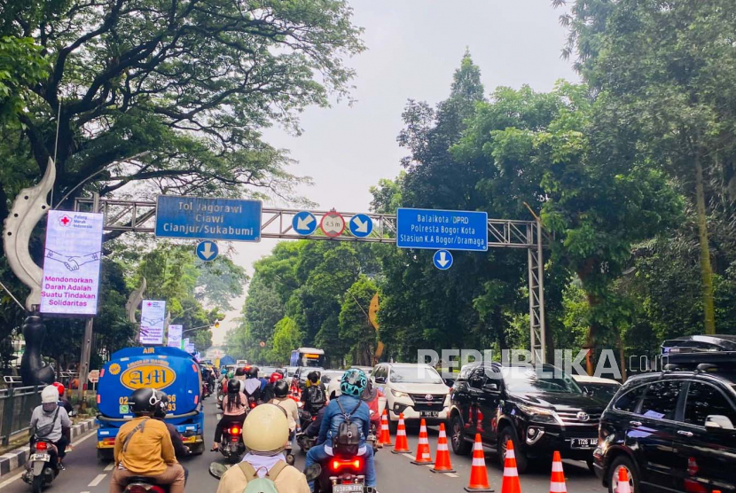 Kepadatan arus lalu lintas kendaraan terjadi di sejumlah ruas jalan wilayah Kota Bogor, Selasa (2/5/2023), selepas penutupan akses Jembatan Otista. 
