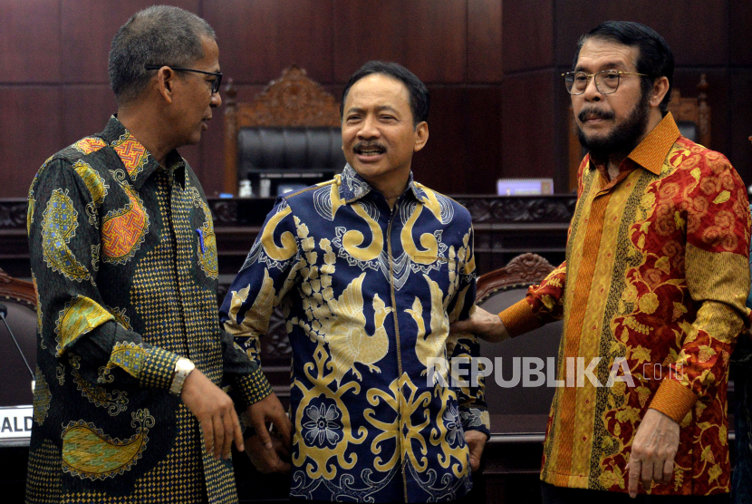 Hakim Konstitusi Suhartoyo (tengah). Sekjen Golkar Lodewijk F Paulus berharap Suhartoyo menjadi benteng MK.