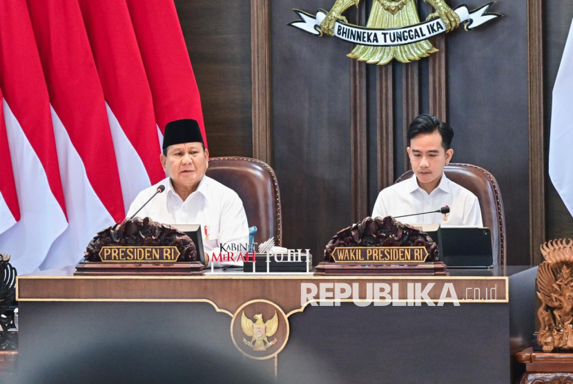 Presiden Prabowo Subianto bersama Wakil Presiden Gibran Rakabuming Raka menghadiri Sidang Kabinet Paripurna di Ruang Sidang Kabinet, Istana Kepresidenan Jakarta, Senin (2/12/2024). Dalam kesempatan tersebut Presiden menyampaikan hasil lawatannya ke luar negeri beberapa waktu lalu, kinerja KMP yang telah membawa dampak positif serta pilkada yang telah berjalan baik dan aman. 