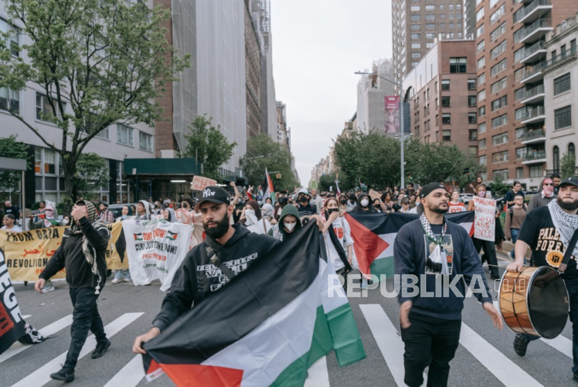 Mahasiswa berpartisipasi dalam unjuk rasa pro-Palestina yang dimulai dari Hunter College di New York, New York, AS, 6 Mei 2024.