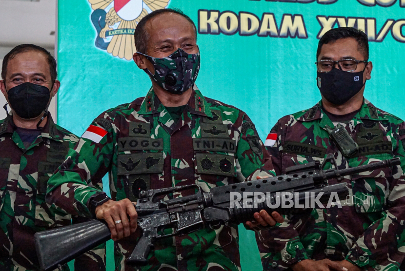 Pangdam XVII/Cenderawasih Mayjen TNI Ignatius Yogo Triyono (tengah) 