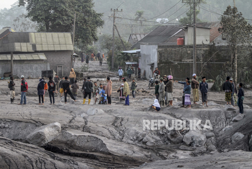  Penduduk desa memeriksa area yang tertimbun abu vulkanik dari letusan Gunung Semeru. BNPB menegaskan terjadinya erupsi Gunung Semeru tidak menyebabkan tsunami.