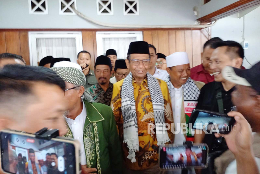 Cawapres Mahfud MD berkunjung ke Pesantren Miftahul Huda, Kecamatan Manonjaya, Kabupaten Tasikmalaya, Jumat (15/12/2023). 