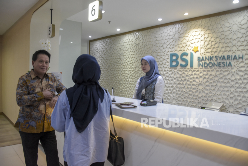 Direktur Utama BSI Hery Gunardi berbincang dengan nasabah saat Hari Pelanggan Nasional 2023 di BSI KC Bandung Asia Afrika, Jalan Asia Afrika, Kota Bandung, Jawa Barat, Senin (4/9/2023). Pada Hari Pelanggan Nasional (Harpelnas) 2023, Bank Syariah Indonesia (BSI) berkomitmen untuk memberikan pengalaman Ultimate Service yang mengedepankan solusi digital dan uniqueness (keunikan) layanan di lebih dari 1.500 outlet di seluruh Indonesia. Serta, mendengarkan secara langsung saran masukan nasabah untuk bekal membangun ekonomi perbankan syariah di Indonesia.