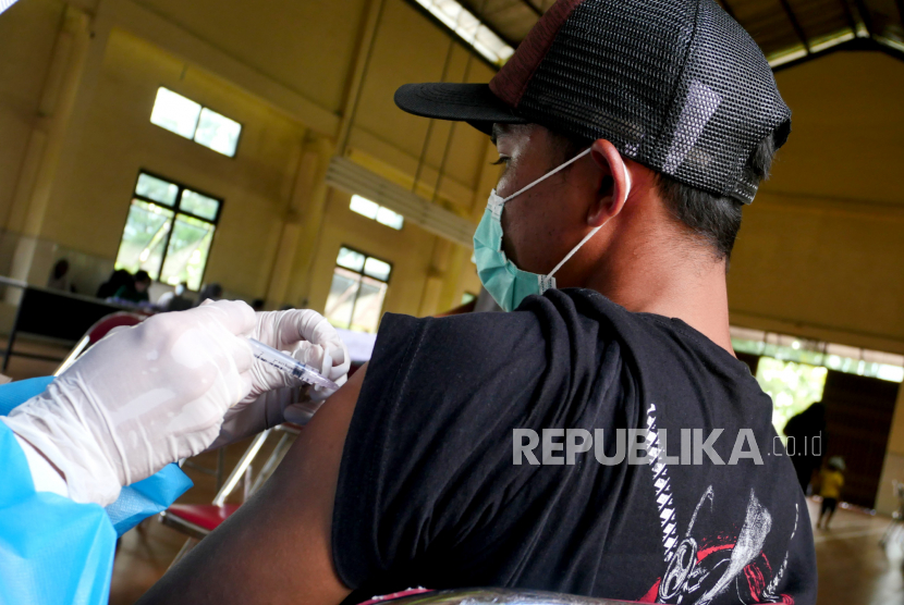 Warga mengikuti vaksinasi massal Covid-19 di Kalurahan Trihanggo, Sleman, Yogyakarta, Rabu (17/11). Untuk Provinsi Daerah Istimewa Yogyakarta, ada 3 dari 5 kapanewon/kota yang vaksinasi Covid-19 dosis 2 sudah mencapai angka 70 persen. Yakni Kapanewon Sleman, Kota Yogyakarta, dan Kapanewon Kulon Progo. Total sudah terdapat 2.344.757 jiwa di DIY yang menerima dosis kedua vaksin Covid-19.