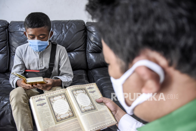 Santri membaca Al-Quran (ilustrasi)