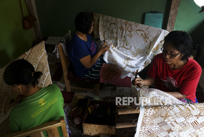 Pengrajin memproduksi batik tulis di industri batik rumahan Batik Taman Lumbini, Kasihan, Bantul, D.I Yogyakarta (ilustrasi). Penyerapan dana program Pemulihan Ekonomi Nasional (PEN) untuk sektor Koperasi dan Usaha Mikro Kecil Menengah (KUMKM) per 9 Juli 2020 sebesar Rp 8,42 triliun.
