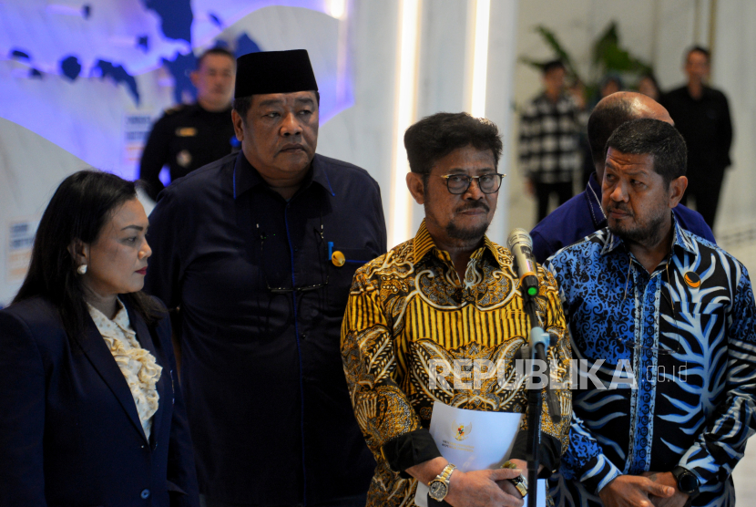 Menteri Pertanian Syahrul Yasin Limpo (SYL) (kedua kanan) memberikan keterangan pers di Nasdem Tower, Jakarta, Kamis (5/10/2023). Dalam keterangannya SYL menyampaikan telah menjalani pemeriksaan di Polda Metro Jaya untuk memberikan keterangan terkait dugaan pemerasan yang dilakukan oleh Pimpinan KPK. Sebelumnya KPK telah melakukan penggeledahan dirumah dinas Syahrul Yasin Limpo pada Kamis (28/9) hingga Jumat (29/9) lalu terkait dugaan kasus korupsi di Kementerian Pertanian. Menanggapi dugaan kasus tersebut, Ketua Umum Partai Nasdem Surya Paloh meminta SYL segera mengundurkan diri dari jabatannya sebagai Menteri Pertanian untuk menghormati proses penyidikan kasus dugaan korupsi yang menyeretnya.