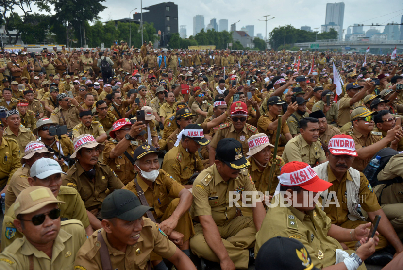 Sejumlah kepala desa dari berbagai daerah mealakukan aksi unjuk rasa di depan Gedung DPR, Senayan, Jakarta, Selasa (17/1/2023). Dalam aksinya mereka menuntut pemerintah dan DPR merevisi aturan masa jabatan kepala desa dari 6 tahun menjadi 9 tahun per periode. 