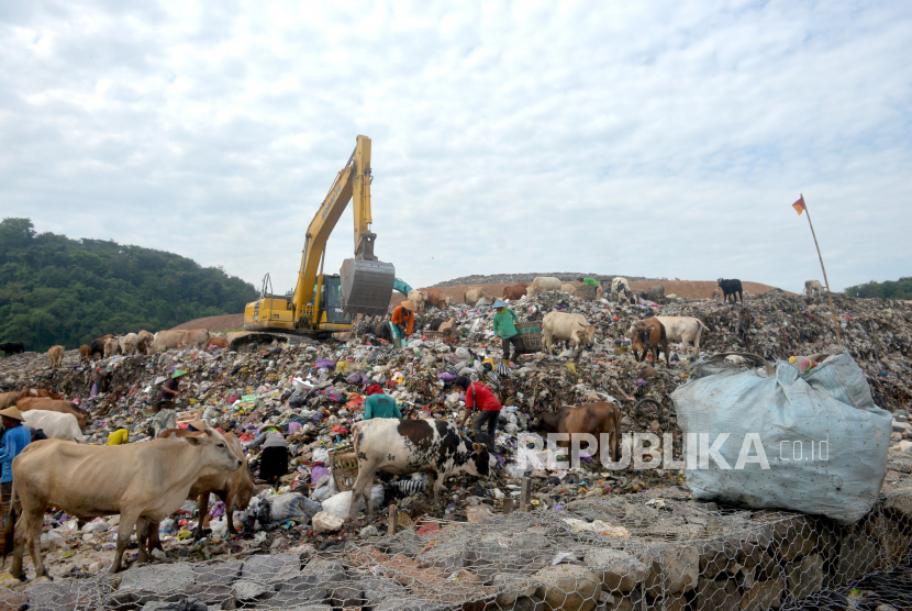 Pemulung memilah sampah di Tempat Pengolahan Sampah Terpadu (TPST) ilustrasi. Pemerintah Kabupaten Bekasi di Provinsi Jawa Barat menyiapkan tiga tempat pengolahan sampah terpadu untuk mengurangi beban tempat pemrosesan akhir sampah yang ada di Desa Burangkeng, Kecamatan Setu.