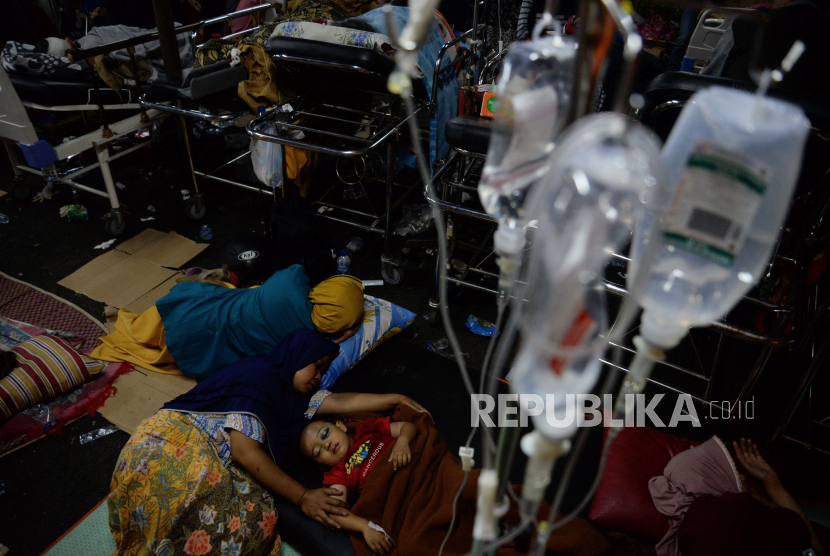 Seorang anak didampingi ibunya dirawat di lapangan RSUD Sayang, Kabupaten Cianjur, Jawa Barat, Senin (21/11/2022). BNPB mencatat hingga pukul 19.34 WIB, sebanyak 62 orang meninggal dunia dan 25 orang masih tertimbun reruntuhan akibat gempa berkekuatan 5,6 SR. Republika/Putra M. Akbar