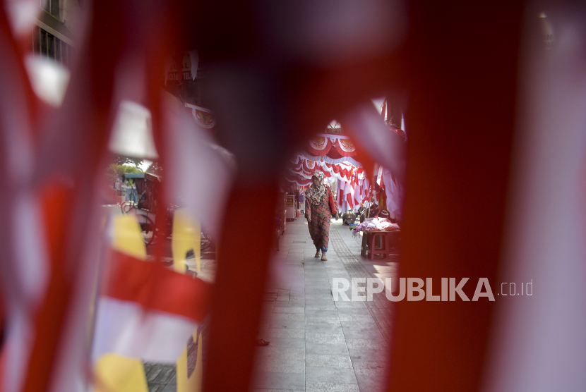 Bendera terpasang untuk memeriahkan Hari Kemerdekaan 17 Agustus (ilustrasi). Pria di Riau diperiksa polisi atas aksinya yang memasangkan bender di leher anjing.