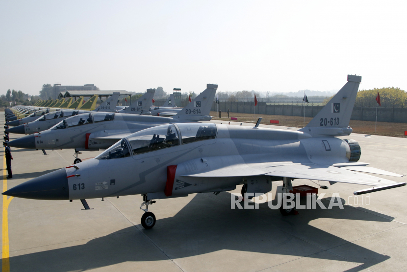  Jet tempur JF-17 Thunder kursi ganda, produk dari usaha patungan antara Pakistan Aeronautical Complex (PAC), dan Kamra China dan Chengdu Aircraft Industry Corporation (CAC).