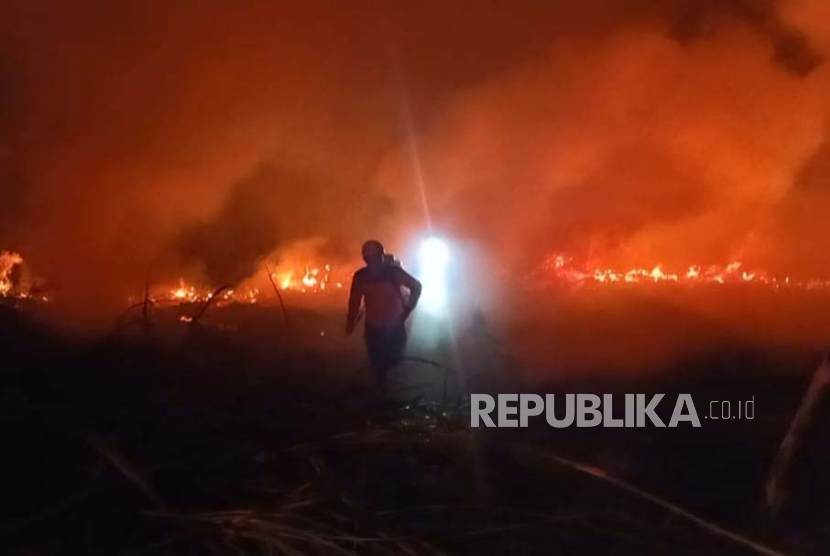 Kebakaran lahan terjadi di wilayah Desa Bantrangsana, Kecamatan Panyingkiran, Kabupaten Majalengka, Jawa Barat, Senin (11/9/2023) malam. 