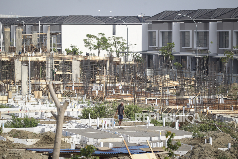 Pekerja menyelesaikan pembangunan rumah di Jakarta Utara, Ahad (5/9/2021). (ilustrasi)