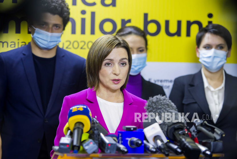 Maia Sandu (tengah) berbicara kepada media setelah TPS ditutup pada putaran kedua pemilihan presiden di Chisinau, Moldova, 15 November 2020. Maia Sandu akan menghadapi penjabat presiden Igor Dodon pada putaran kedua pemilihan presiden.