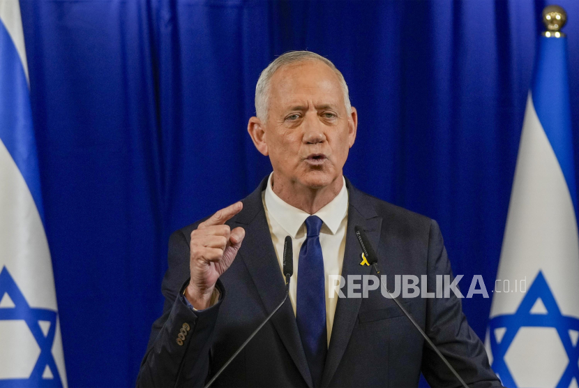 Menteri Kabinet Perang Israel Benny Gantz mengumumkan pengunduran dirinya dalam sebuah pernyataan di Ramat Gan, Israel, Ahad, 9 Juni 2024.