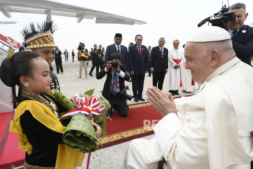 Dua orang anak berpakaian adat Indonesia menyambut kedatangan Paus Fransiskus di Bandara Internasional Soekarno Hatta, Tangerang, Banten, Selasa (3/9/2024). 