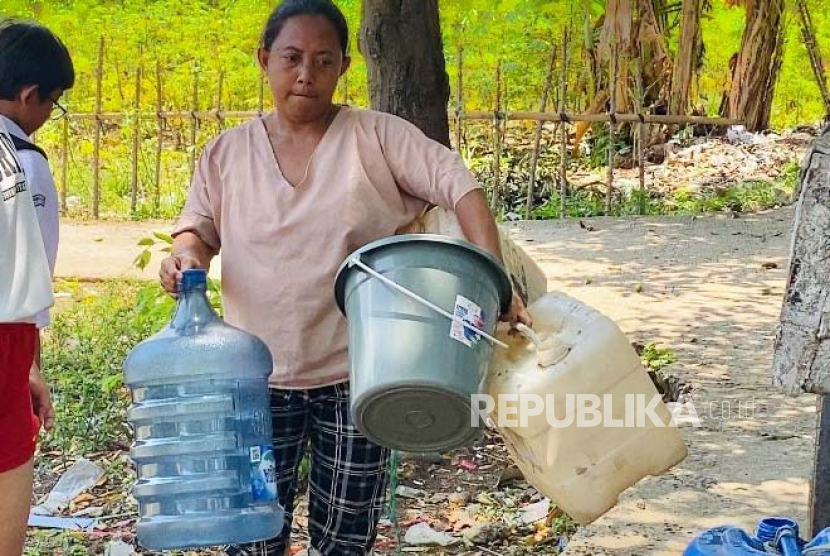 Warga Kampung Pabuaran, Desa Ciampea, Kecamatan Ciampea, Kabupaten Bogor mengantre mengambil air bersih yang didistribusikan Pemerintah Desa Ciampea, Selasa (12/9/2023). Selama dua bulan terakhir, hampir seluruh Desa Ciampea terdampak bencana kekeringan. 