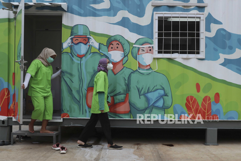  Petugas kesehatan keluar dari laboratorium bergerak sebelum menganalisis sampel yang dikumpulkan selama tes massal coronavirus di Jakarta, Indonesia, Kamis (18/6). (ilustrasi)