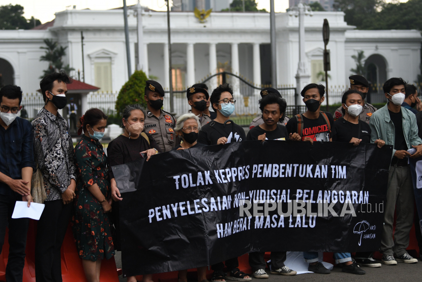 Aktivis Jaringan Solidaritas Korban untuk Keadilan (JSKK) melakukan Aksi Kamisan ke-745 di seberang Istana Merdeka, Jakarta. Tim PPHAM diminta pastikan dua anggota kontroversial tak hambat penyelesaian yudisial.