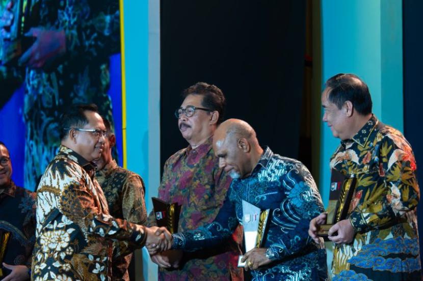 Pemprov Papua Tengah raih apresiasi kinerja pemerintah daerah.