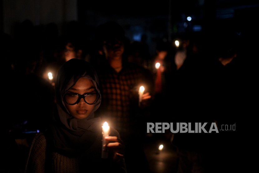 Suporter sepak bola Indonesia melakukan aksi 1.000 lilin di halaman Gedung Joang 45, Jakarta, Selasa (4/4/2023). Aksi tersebut sebagai bentuk kekecewaan sejumlah suporter atas dibatalkannya perhelatan Piala Dunia U-20 di Indonesia.
