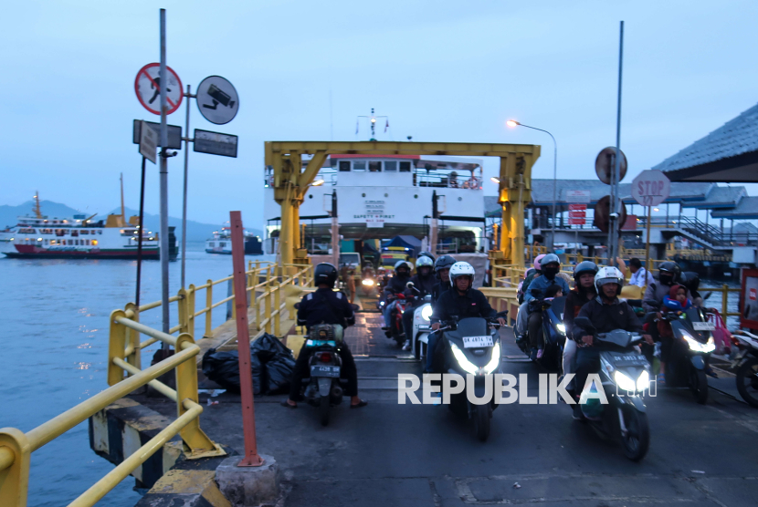 Sejumlah pengendara roda dua keluar dari kapal di Pelabuhan Ketapang, Banyuwangi, Jawa Timur, Jumat (21/3/2025). Sebagian warga memilih mudik lebih awal di hari pertama libur sekolah untuk menghindari penumpukan penumpang pada puncak arus mudik yang diperkirakan menjelang penutupan pelabuhan pada perayaan Nyepi di Bali. 