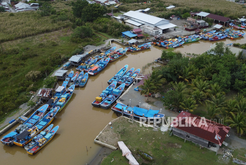 Sejumlah perahu nelayan ditambatkan di Pelabuhan Kuala Cangkol, Aceh Barat, Aceh, Senin (20/3/2023). BMKG mengimbau masyarakat waspada cuaca ekstrem.