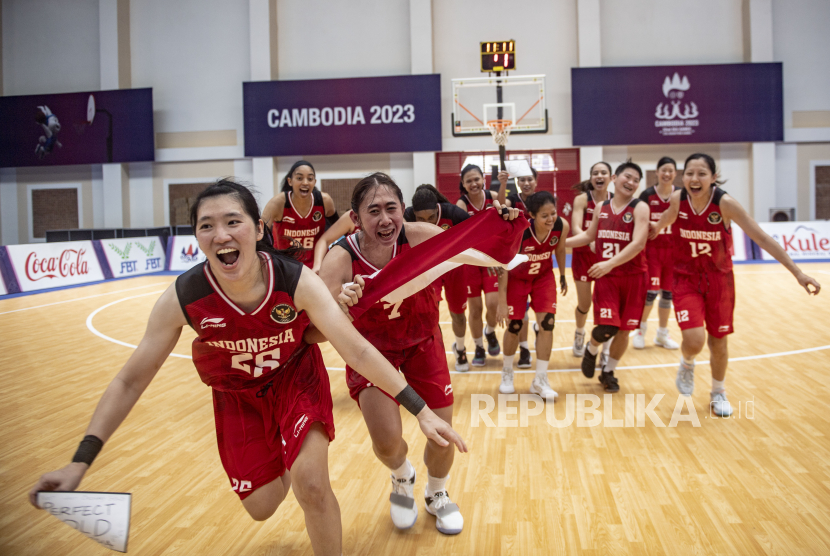 Tim basket putri Indonesia melakukan selebrasi usai mengalahkan tim basket Singapura pada pertandingan basket 5x5 SEA Games 2023 di Elephant Hall 2, Morodok Techo Indoor Sports Center, Phnom Penh, Kamboja, Ahad (14/5/2023). Tim bola basket putri Indonesia berhasil mendapatkan medali emas usai mengalahkan Singapura dengan skor 86-39. 