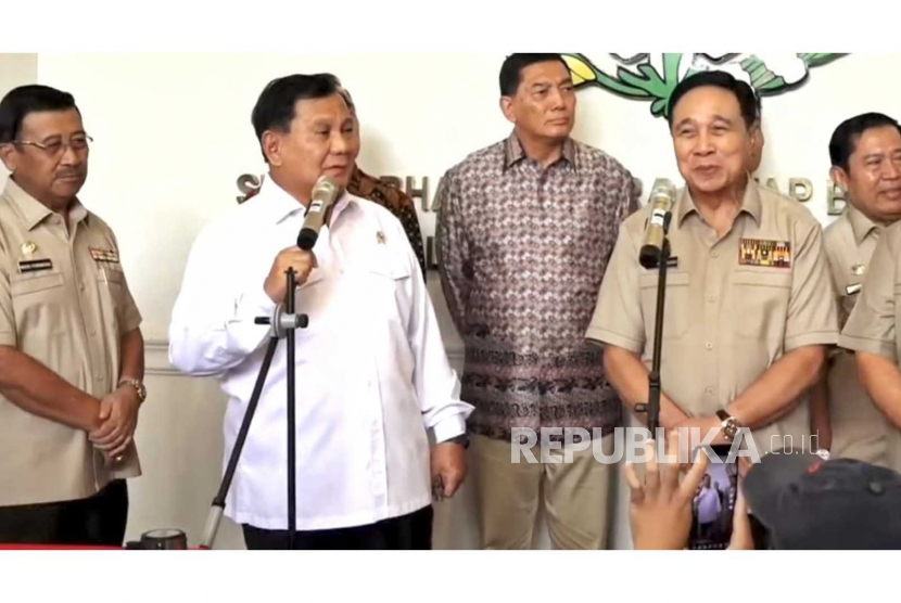 Ketua Umum Partai Gerindra yang juga Menteri Pertahanan (Menhan) Prabowo Subianto (kiri) bersama Ketua Umum Persatuan Purnawirawan (PP) Polri, Jenderal Pol (Purn) Bambang Hendarso Danuri di Kantor PP Polri, Jakarta, Senin (15/5/2023).