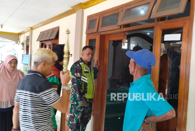 Kondisi kaca jendela yang rusak di Masjid Jami Al-Istiqomah, Kampung Kubang Jaya, Desa Sirnaresmi, Kecamatan Gunungguruh, Kabupaten Sukabumi, Jawa Barat, Senin (1/5/2023) siang.