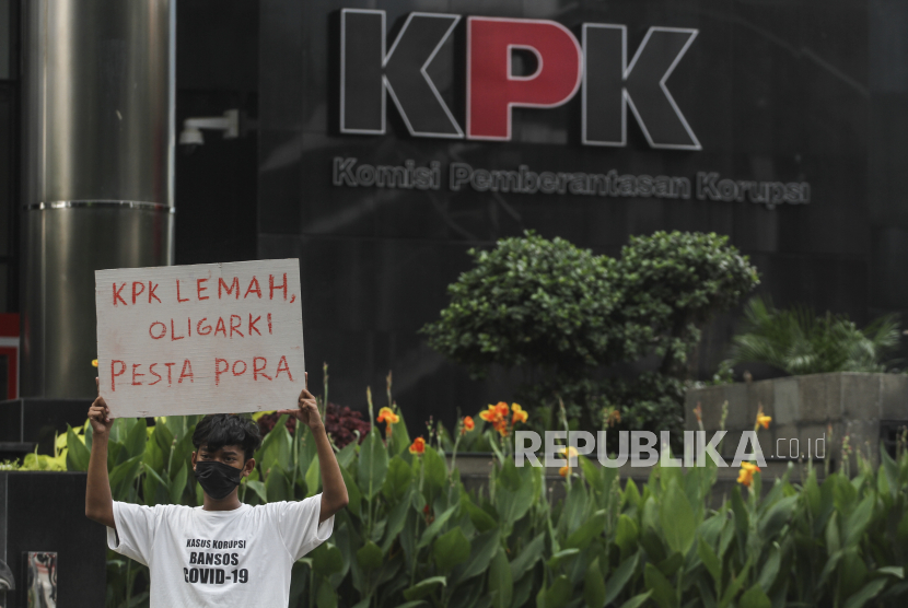 Salah satu dari massa aksi yang tergabung dalam serikat buruh dan masyarakat sipil melakukan aksi teatrikal di depan Gedung Merah Putih KPK, Jakarta, Senin (28/6/2021). Aksi tersebut dilakukan sebagai bentuk protes dari upaya pelemahan KPK mulai dari revisi UU KPK hingga pemecatan 75 pegawai KPK yang tidak lulus Tes Wawasan Kebangsaan (TWK). 