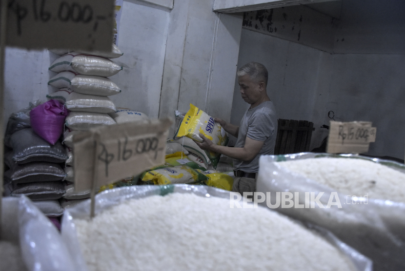 Pedagang menata beras kemasan yang dijual di kiosnya (ilustrasi). Harga Gabah Kering Panen (GKP) di tingkat petani dan penggilingan mengalami kenaikan di atas Harga Pembelian Pemerintah (HPP)