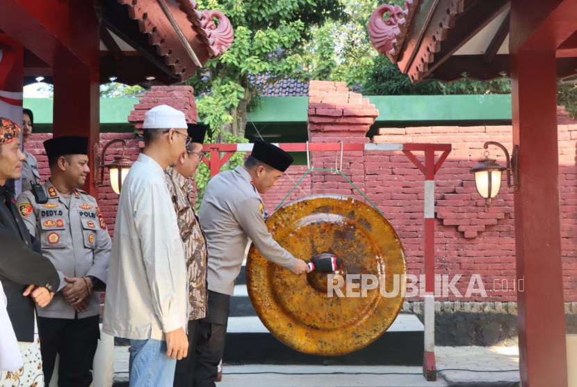 Polresta Cirebon meresmikan hasil revitalisasi di Situs Mbah Kuwu Sangkan, Kecamatan Talun, Kabupaten Cirebon, Jawa Barat, Rabu (28/6/2023). 