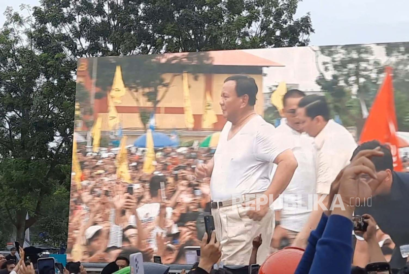 Capres nomor urut 2, Prabowo Subianto melepas kemeja safarinya saat joget di atas panggung kampanye di Kota Batam, Sabtu (13/1/2024). 