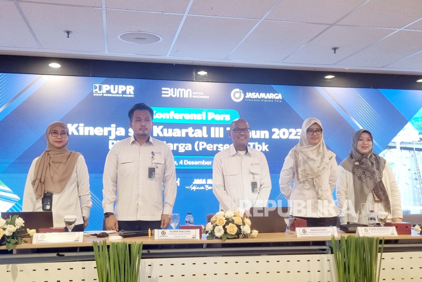Konferensi pers kinerja kuartal III tahun 2023 PT Jasa Marga (Persero) Tbk di Kantor Pusat Jasa Marga, Plaza Taman Mini, Jakarta, Senin (4/12/2023). 
