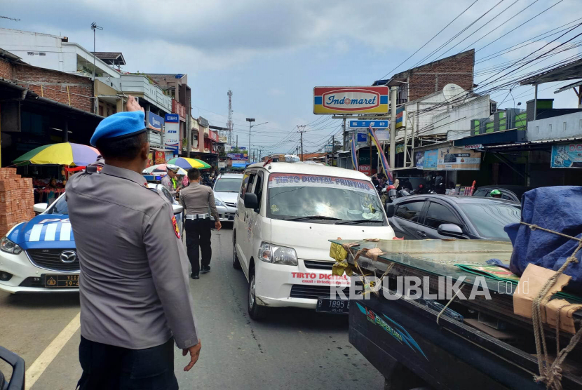 Penerapan pola one way arus lalu lintas kendaraan dari arah Bandung menuju Tasikmalaya di ruas Jalan Raya Malangbong, Kabupaten Garut, Jawa Barat, Rabu (19/4/2023). Peningkatan arus lalu lintas di Jalur Selatan Jabar itu telah terjadi sejak Selasa (18/4/2023) malam. 
