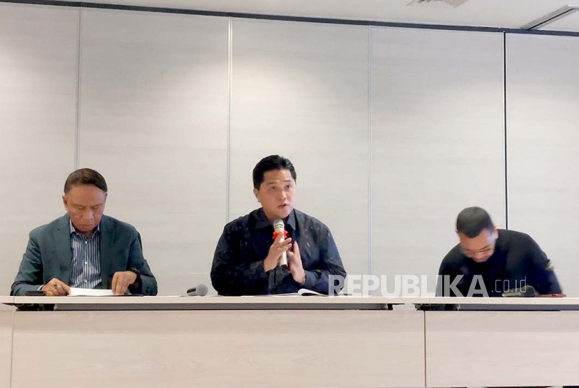 Ketum Umum PSSI Erick Thohir (tengah) dalam konferensi pers di Jakarta, Jumat (23/6/2023).  