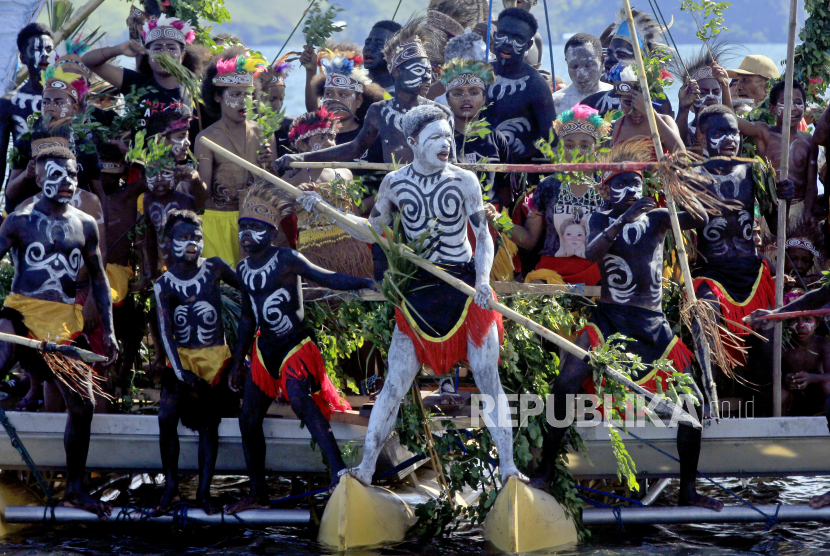 Sejumlah penari menampilkan tari Isosolo dalam Festival Danau Sentani ke-13 di Pantai Khalkote, Kabupaten Jayapura, Papua, Selasa (25/10/2022). Festival yang digelar hingga 29 Oktober 2022 tersebut menampilkan berbagai kesenian tradisional khas Papua dan hasil kerajinan serta makanan khas Papua buatan masyarakat setempat. 