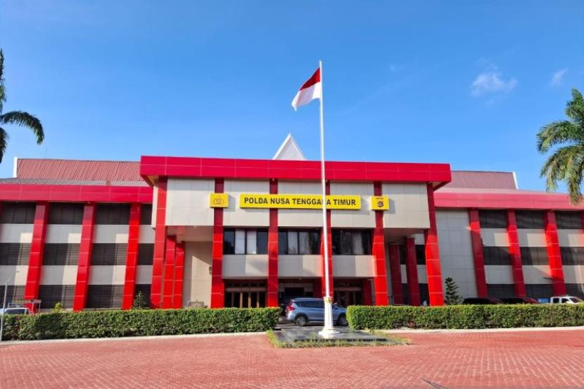 Polda NTT tangkap oknum polisi pinjamkan dua senjata ke warga Bali.