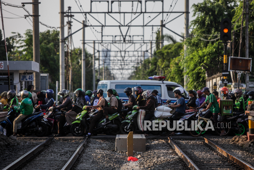 Sejumlah kendaraan melintasi perlintasan sebidang sebelum sosialisasi keselamatan perkeretaapian di perlintasan sebidang Stasiun Pondok Jati, Jakarta, Rabu (27/9/2023). KAI Commuter melakukan sosialisasi keselamatan di perlintasan sebidang dikarenakan kurangnya kesadaran pengguna jalan raya untuk mendahulukan perjalanan kereta api yang akan melintas di lokasi tersebut. 