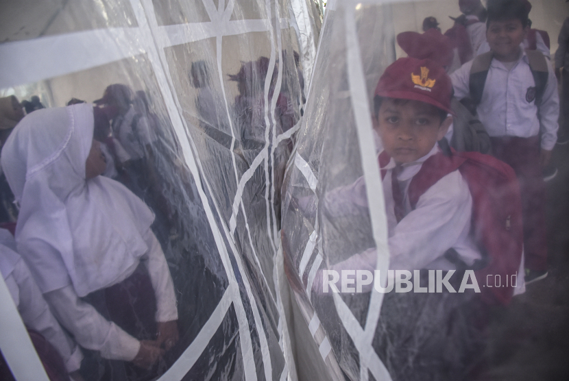 Hari Pertama Sekolah Di Cianjur 262 Siswa Belajar Di Tenda Darurat 2