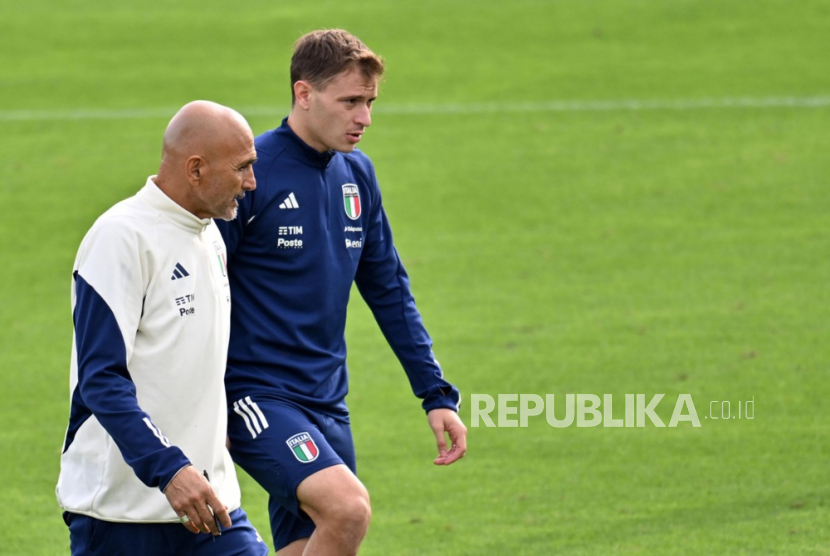 Head coach of the Italy national team, Luciano Spalletti (L), and Italian player, Nicolo Barella (R), attend a training session of the Italian national soccer team at the Coverciano traning centre near Florence, Italy, 16 October 2023. The Italian national team is preparing for the UEFA EURO 2024 qualifying match against England on 17 October 2023.  