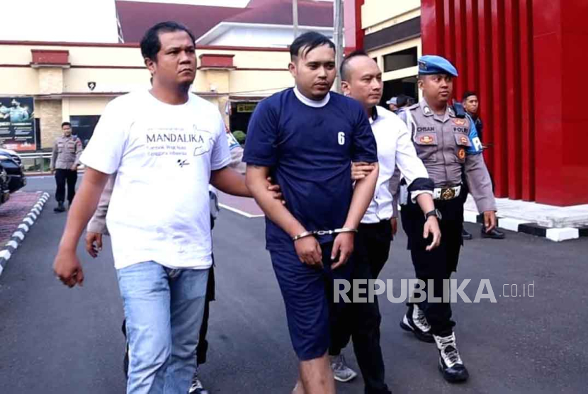 Tersangka kasus penganiayaan, TT, digiring polisi di Markas Polresta Bandung, Kabupaten Bandung, Jawa Barat, Senin (30/10/2023). 