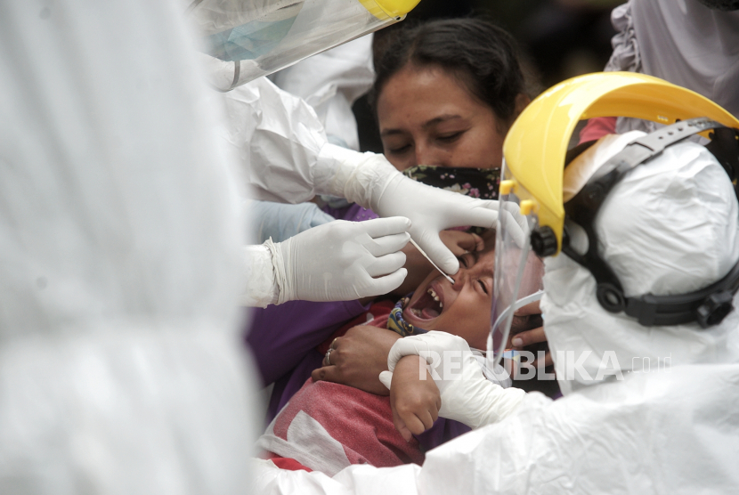 Petugas mengambil sampel dari warga saat tes swab COVID-19 massal di Kendal, Turi, Sleman, D.I Yogyakarta, Senin (14/6/2021). Sekitar 160 warga mengikuti tes swab COVID-19 massal menyusul lima kepala keluarga di kampung itu dinyatakan positif terpapar COVID-19. 