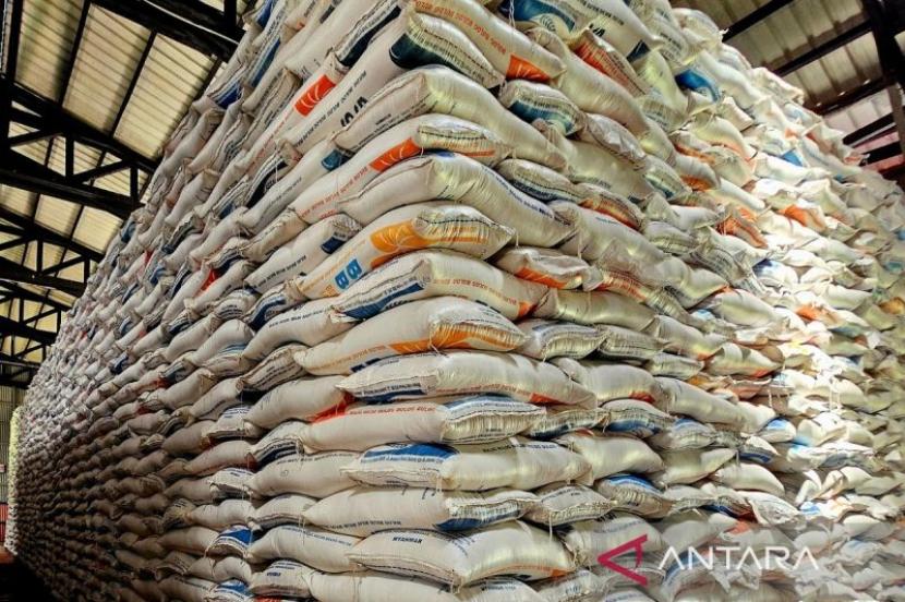 Pemkab Natuna siapkan 13,89 ton beras untuk warga kurang mampu.