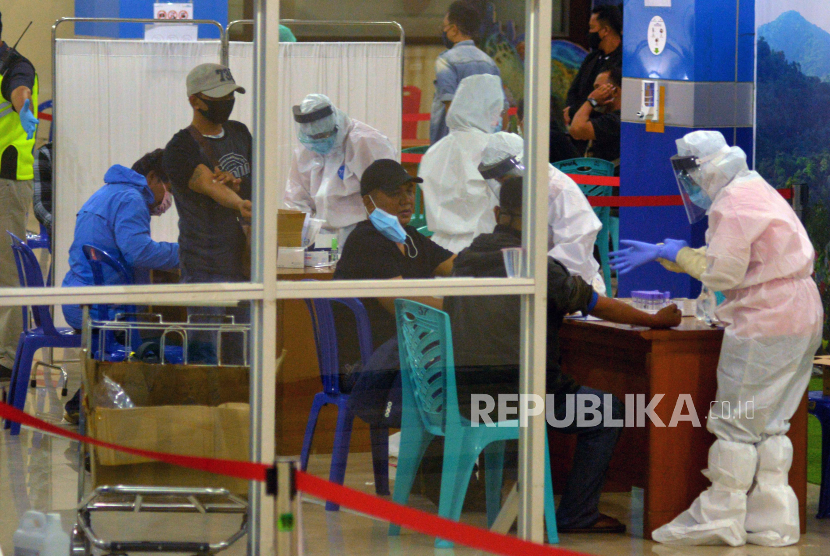 Sejumlah penumpang melakukan pemeriksan tes cepat saat tiba di Bandara Sam Ratulangi, Manado, Sulawesi Utara, Rabu (10/6/2020). Meski tetap beroperasi selama masa pandemi COVID 19, pihak Angkasa Pura mencatat terjadinya penurunan drastis jumlah penumpang dari 164,041 orang pada Mei 2019 menjadi hanya 1,485 orang pada bulan Mei 2020