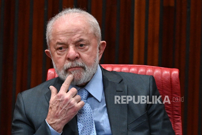 Presiden Brasil Luiz Inácio Lula da Silva terbang ke Cina pada Selasa (11/4/2023) untuk memperkuat hubungan dengan mitra dagang terbesar negaranya. Lula juga ingin menggalang dukungan untuk perdamaian di Ukraina.