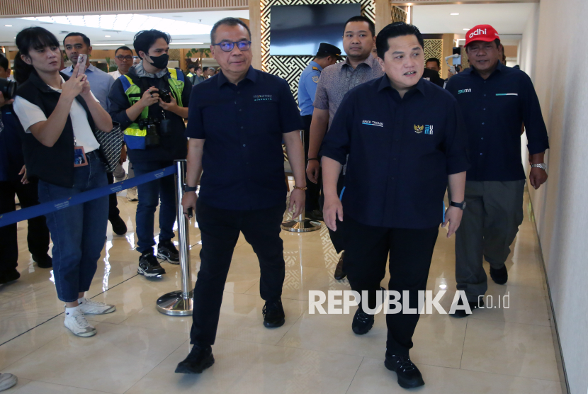 Menteri Badan Usaha Milik Negara (BUMN) Erick Thohir (kedua kanan) mendengarkan penjelasan dari Direktur Utama Angkasa Pura Indonesia (API) Faik Fahmi (kiri) terkait progres pembangunan Terminal Khusus Umroh di Bandara Soekarno Hatta, Tangerang, Banten, Rabu (1/1/2025). Terminal khusus umroh yang mampu menampung 5.000 jamaah pergi dan datang itu rencananya akan mulai dioperasikan pada akhir Januari 2025. 